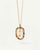 Collar con colgante en forma de U con incrustaciones de piedra redonda alrededor del colgante en U de color dorado