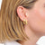 Aro de aro dorado con forma rectangular en la oreja, de forma cuadrada