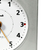 Detail vom Ziffernblatt der Funk-Wecker Uhr mit Ziffer 3 und rotem Punkt