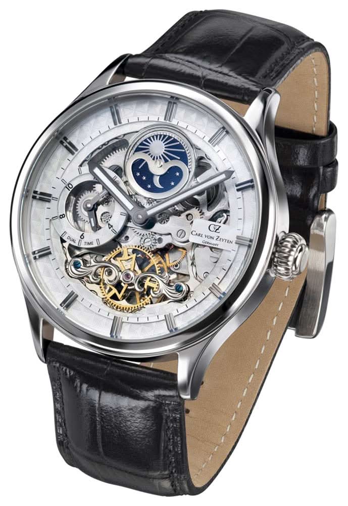 Reloj de hombre con esfera esqueletizada, caja plateada y correa de cuero negra.