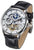 Reloj de hombre con esfera esqueletizada, caja plateada y correa de cuero negra.
