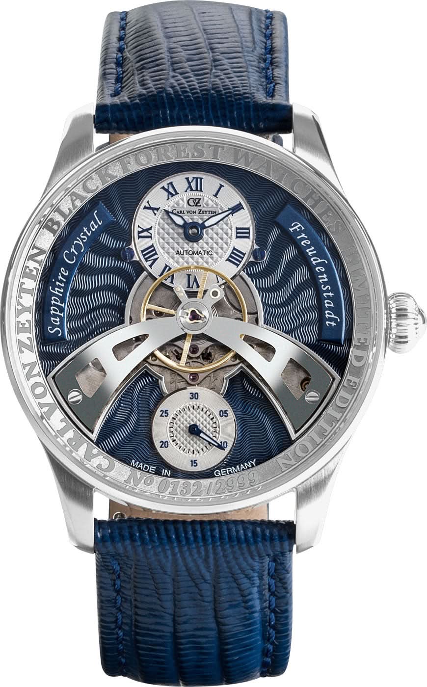 Reloj con correa de cuero azul y caja plateada, esfera azul con números romanos.