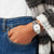 Pulsera de hombre en la muñeca con correa de acero inoxidable plateado y esfera blanca