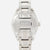 Detalle del cierre de acero inoxidable con relieve SEIKO en el reloj de pulsera para hombre