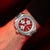 Pulsera de hombre Bulova en la muñeca, esfera roja y caja de metal plateado