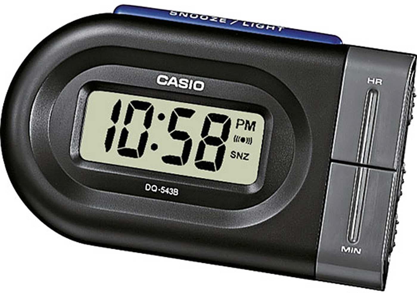 Despertador digital Casio con pantalla LCD y botones de repetición/alarma, negro