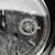 Reloj DS9 de Holzkern: Primer plano de la esfera gris marmolada con emblema y manecillas