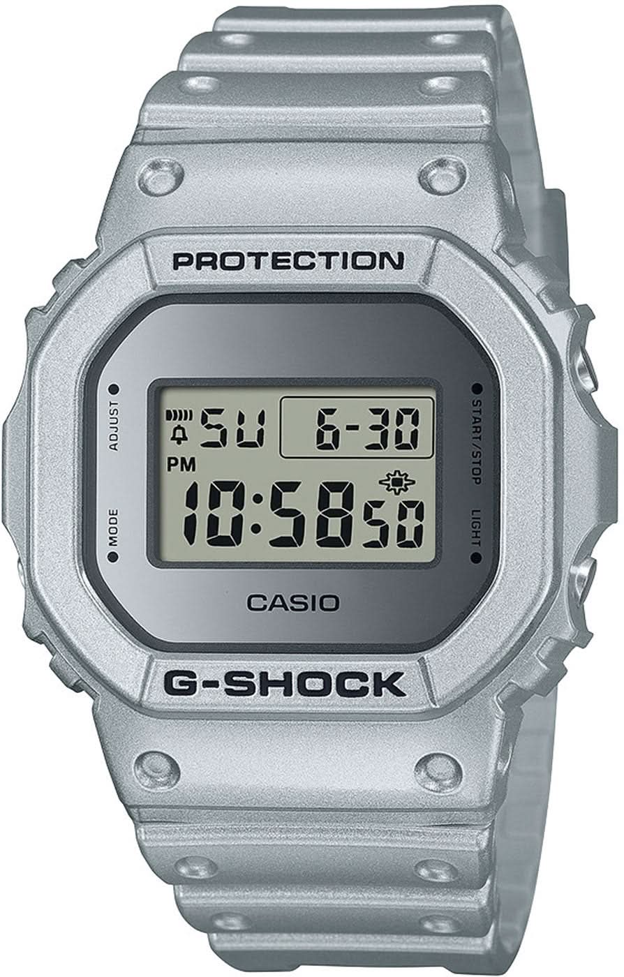 Reloj Casio G-SHOCK con caja metálica gris, pantalla digital y marco protector