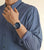 Reloj de hombre en la muñeca de un hombre, esfera azul con pulsera plateada