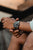 Pulsera de hombre con esfera negra en la muñeca, mano mostrando la hora