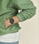 Pulsera de hombre en la muñeca con esfera verde y correa de acero inoxidable