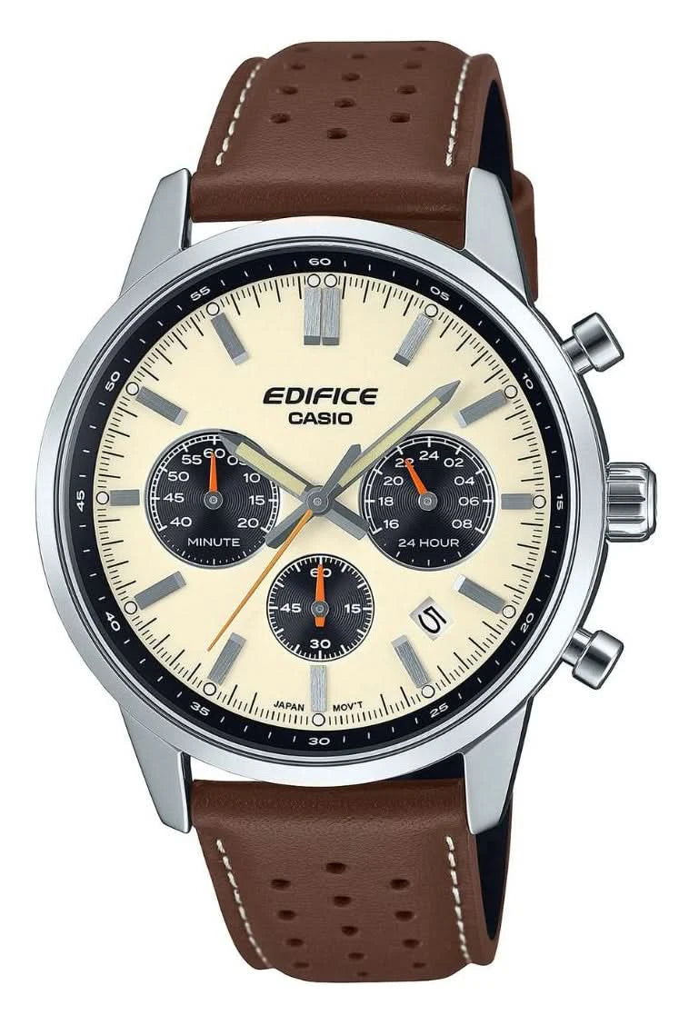 Reloj cronógrafo para hombre: caja plateada, correa de cuero marrón, esfera analógica.