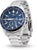 Pulsera de hombre vista frontal con esfera azul, totalizadores de cronógrafo y correa de acero inoxidable.