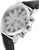 Reloj de hombre en detalle: caja plateada con pulsadores, esfera blanca, correa negra
