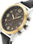 Reloj de hombre en tono dorado con esfera negra y correa de cuero negra, diseño cronógrafo