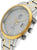 Reloj de hombre en detalle: caja redonda dorada, correa plateada, esfera clara