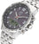 Reloj de hombre en detalle: bisel plateado, esfera negra con pantalla LCD