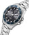 Pulsera para hombre con esfera oscura, bisel azul y pulsadores de corona