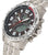 Vista lateral de reloj de pulsera para hombre: pulsera de titanio plateado, esfera negra con pantalla