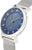 Primer plano de reloj de mujer: esfera azul, caja de acero inoxidable plateado, correa de malla