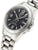 "Reloj de mujer con esfera negra, caja y correa de metal plateado, vista en ángulo"