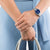 "Reloj de mujer en la muñeca con esfera azul y pulsera de acero inoxidable plateado"