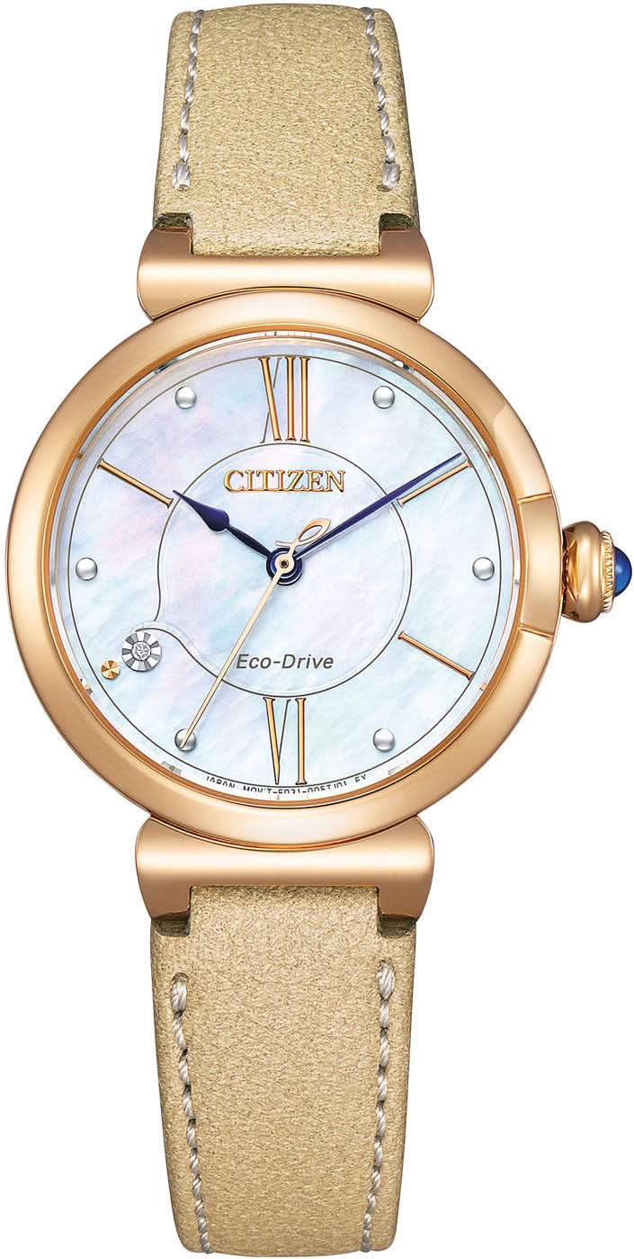 "Reloj de mujer Citizen: caja en tono oro rosa, esfera plateada, correa de piel beige."