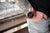Pulsera de hombre en la muñeca, esfera negra, detalles rojos, correa de cuero negra