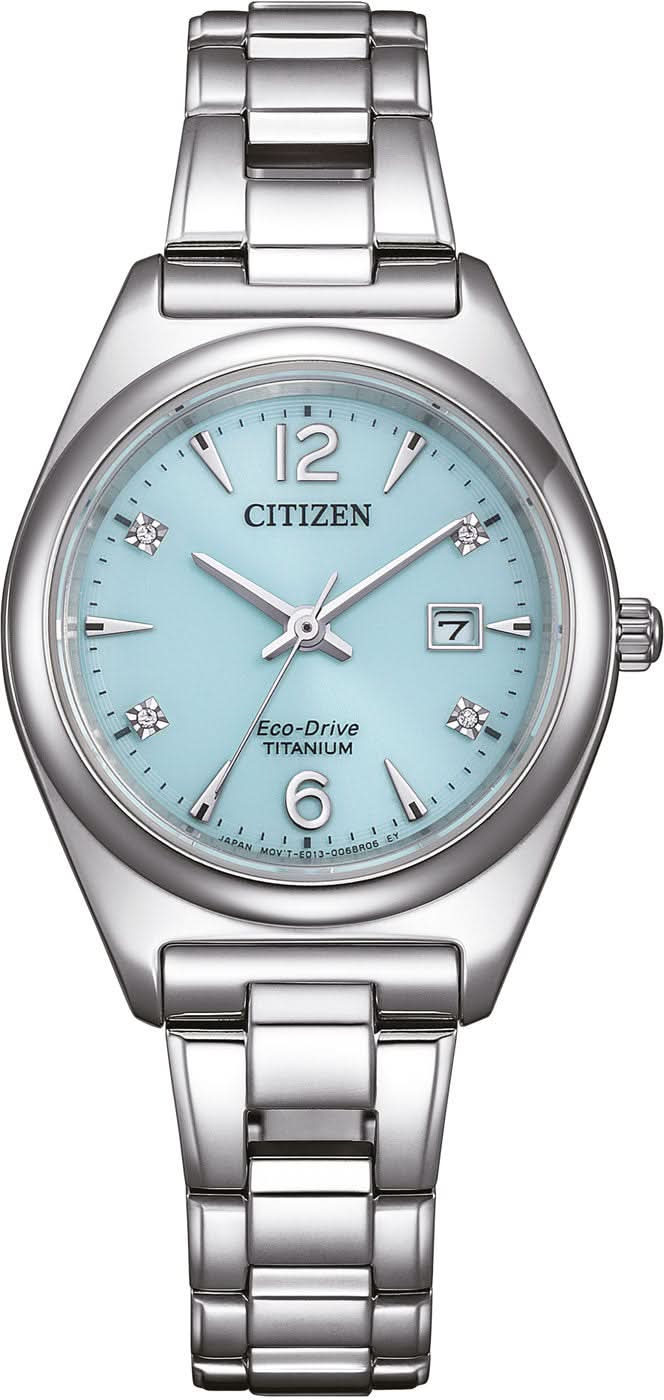 "Reloj de mujer con brazalete de metal plateado y esfera azul claro, ventana de fecha a las 7"