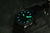 Reloj negro para hombre con índices luminosos azules y verdes con poca luz
