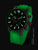 Reloj de hombre con caja negra y correa de silicona verde, números verdes luminosos