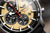 Primer plano de la esfera del reloj de pulsera Vostok Europe para hombre con manecillas y contadores crono rojos