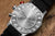 Reverso del reloj de pulsera Vostok Europe para hombre con caja plateada y correa negra