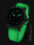 Reloj de hombre con esfera oscura y correa de silicona verde, manecillas luminosas