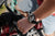 Pulsera de hombre en la muñeca con correa negra y esfera negra