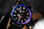 Reloj para hombre con esfera negra, bisel morado y correa de cuero/caucho negra