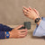 Reloj digital de mujer en la muñeca con correa de plástico azul