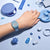 Reloj Casio Vintage F-91WS-2EF en la muñeca, correa de plástico azul