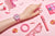 Reloj digital rosa en la muñeca con pulsera y pantalla transparentes
