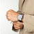 Reloj Festina para hombre en la muñeca, correa de cuero negra y esfera blanca plateada