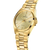 Vista lateral de reloj para hombre con pulsera de metal dorado, esfera beige y visualización de fecha