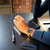 Reloj Festina para hombre en la muñeca con esfera azul y brazalete de acero inoxidable en color dorado