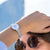 Reloj de mujer en la muñeca con pulsera plateada y esfera redonda clara