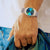 Reloj de mujer en la muñeca con esfera azul y correa de acero inoxidable