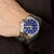 Pulsera de hombre en la muñeca, esfera azul con subesferas