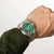 Reloj de hombre en la muñeca: esfera verde con pulsera de metal de acero inoxidable