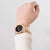 "Reloj de mujer en la muñeca con pulsera de acero inoxidable en oro rosa y esfera negra arcoíris"