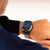 Reloj cronógrafo para hombre en la muñeca con esfera azul y correa de acero inoxidable