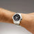 Reloj cronógrafo Festina para hombre en la muñeca, esfera negra con manecillas rojas.
