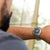 Pulsera de hombre en la muñeca con correa de acero inoxidable plateado y esfera azul